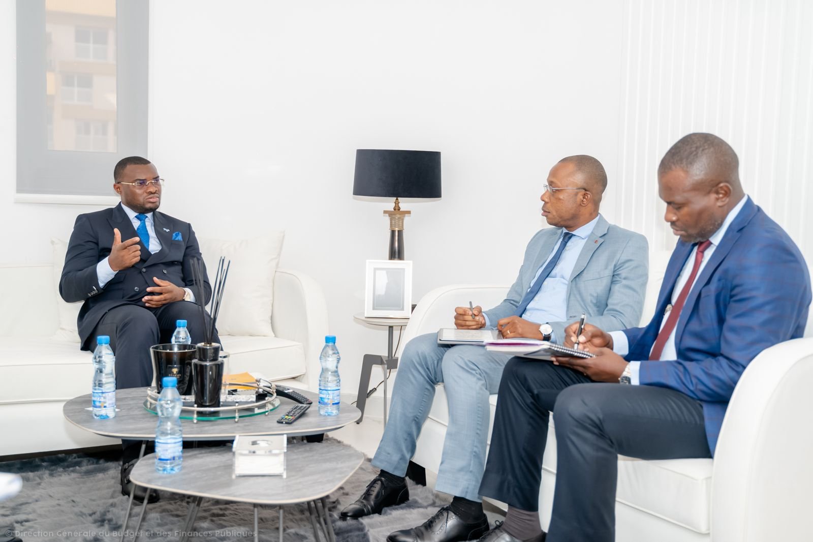 Réunion / Fonds Monétaire International (FMI) / Libreville :
Le Représentant Résident du FMI échange avec le Directeur Général du Budget et des Finances Publiques
